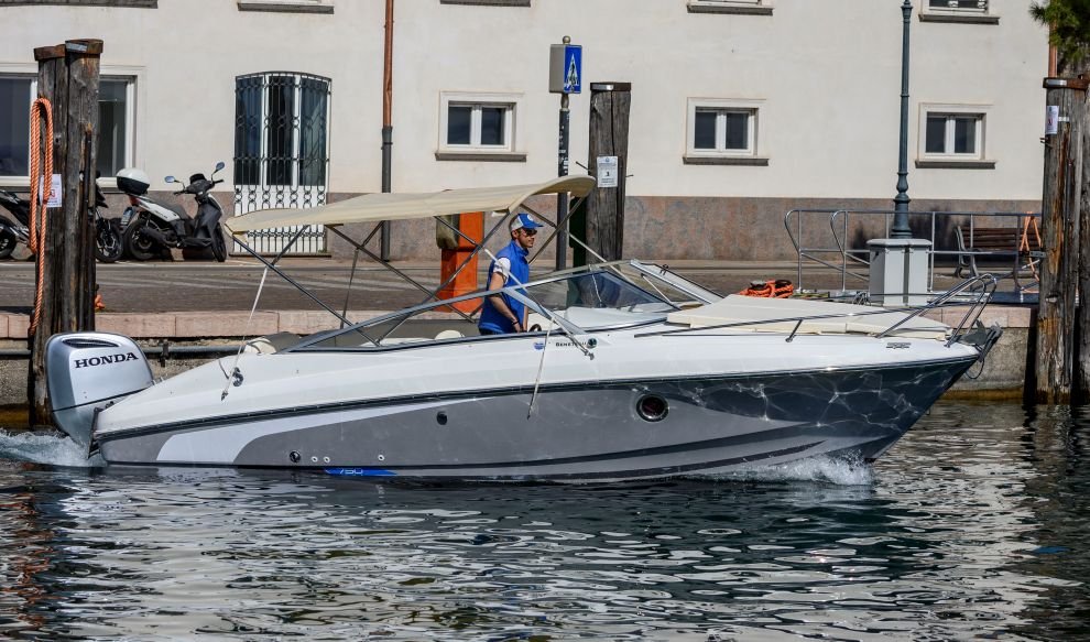 rent-oraboats-flyer-750cabrio-skipper-lake-Garda