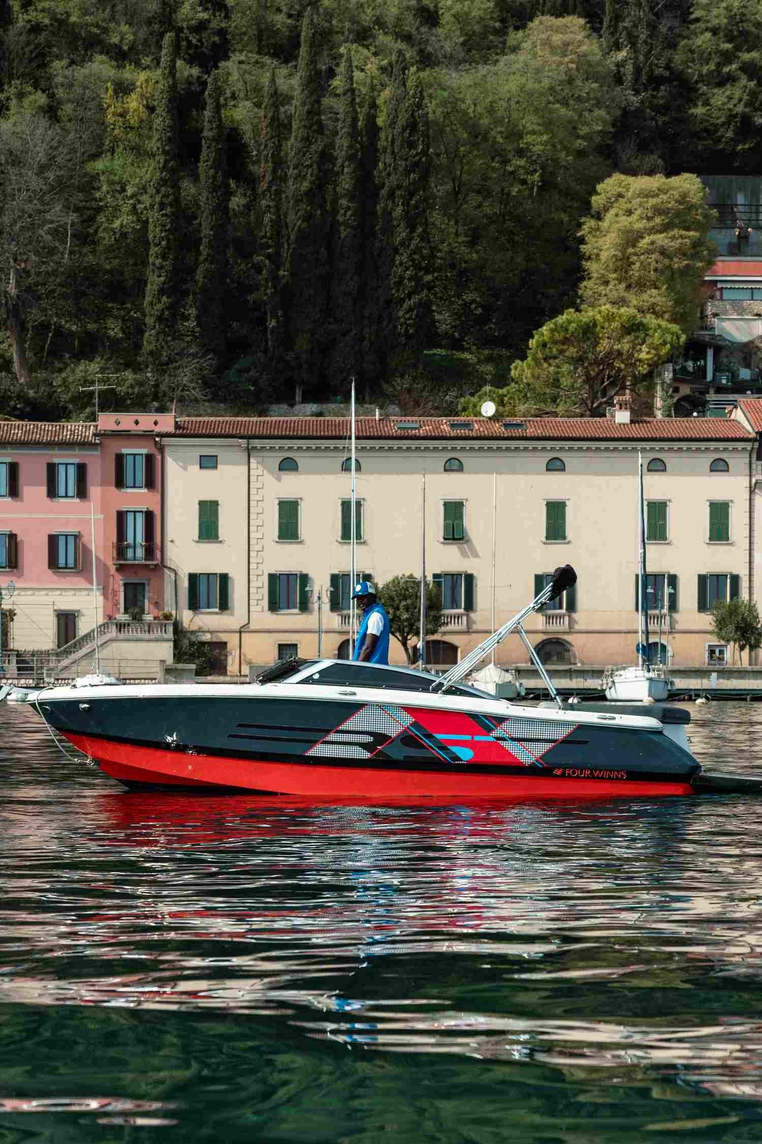https://www.oraboats.com/wp-content/uploads/2025/04/affitto-barca-lago-garda-four-wins-v.jpg