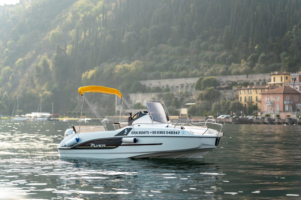 barca-con-patente-beneteau-lago-salo-limone barca-con-patente-beneteau-lago-salo-limone