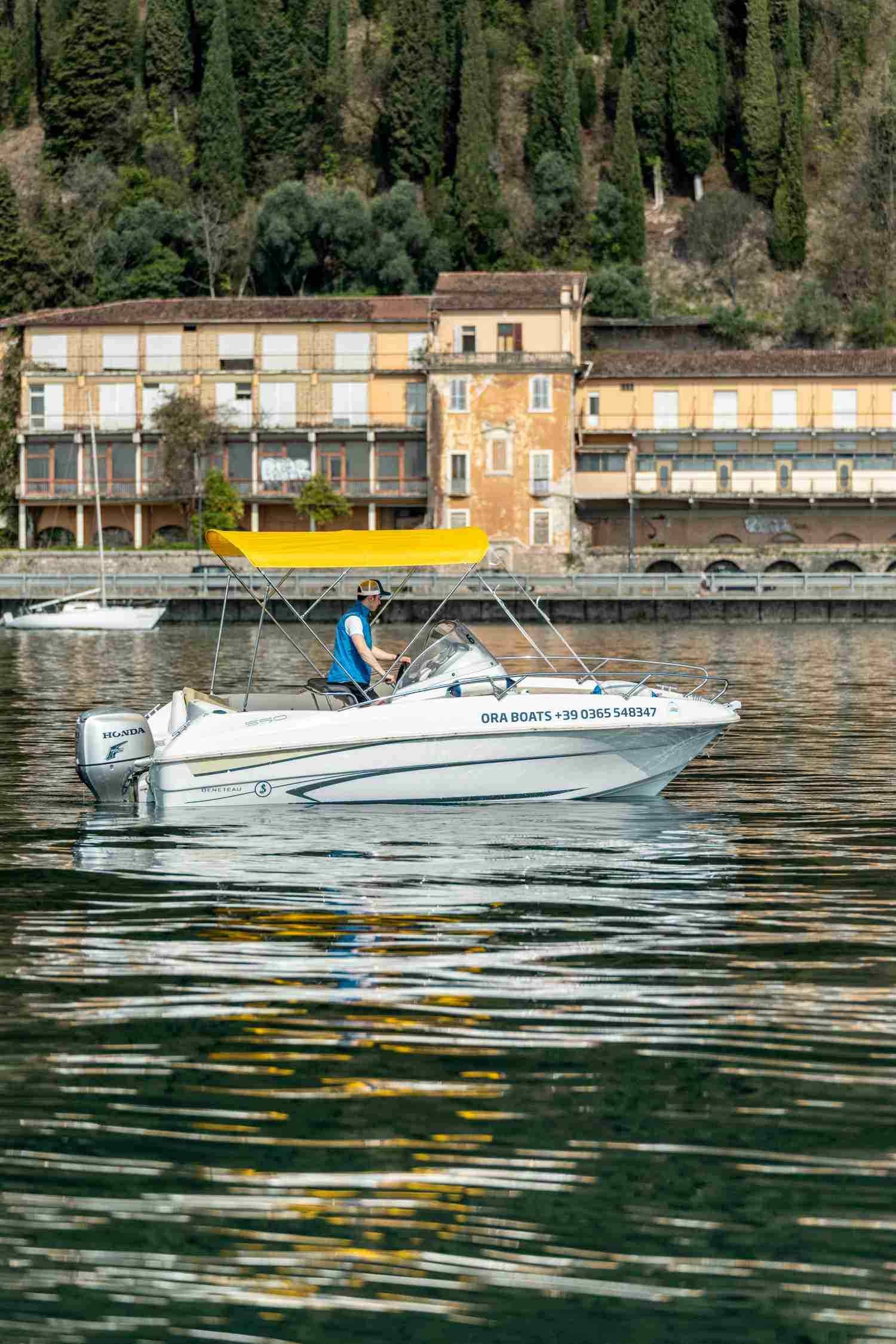 https://www.oraboats.com/wp-content/uploads/2025/04/barca-noleggio-con-patente-lago-garda-flyer-v.jpg