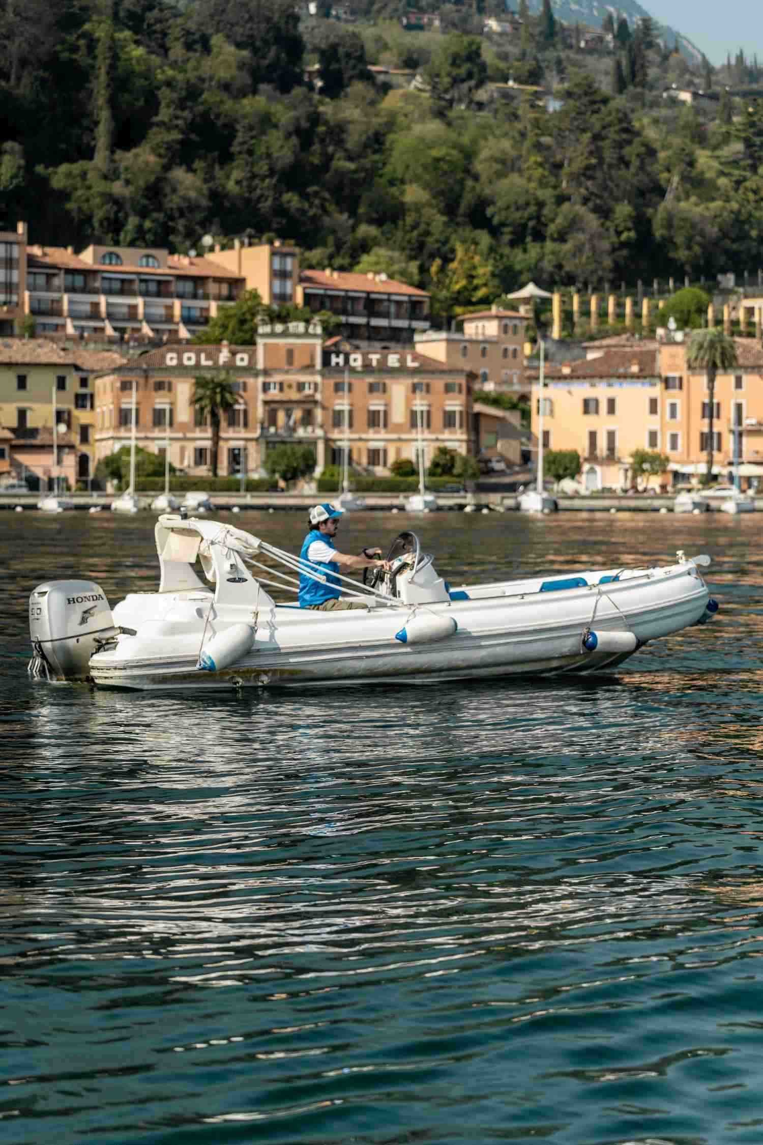 https://www.oraboats.com/wp-content/uploads/2025/04/barca-noleggio-con-patente-lago-garda-ranieri-v.jpg