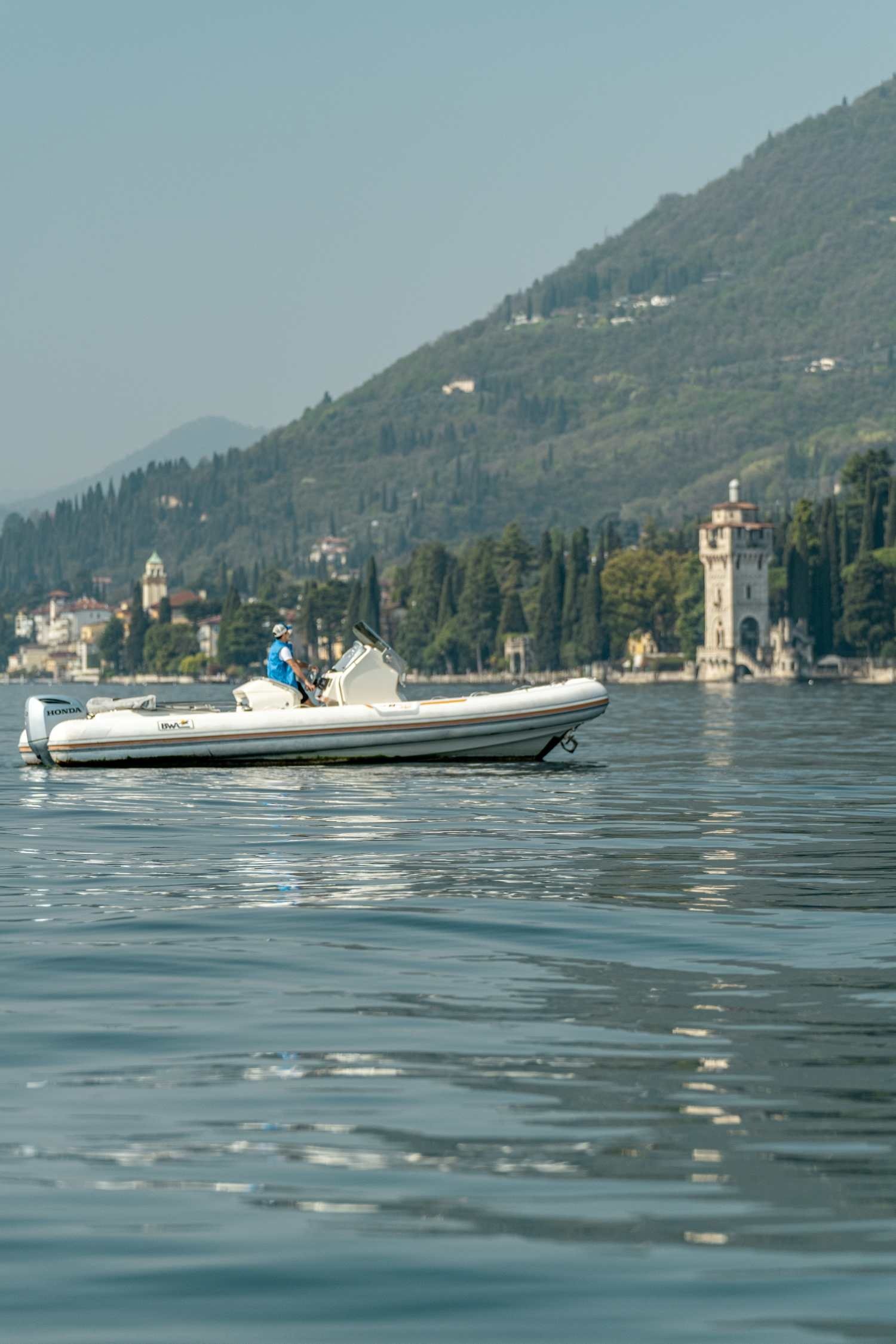 https://www.oraboats.com/wp-content/uploads/2025/04/barca-noleggio-lago-garda-gommone-bwa-v.jpg
