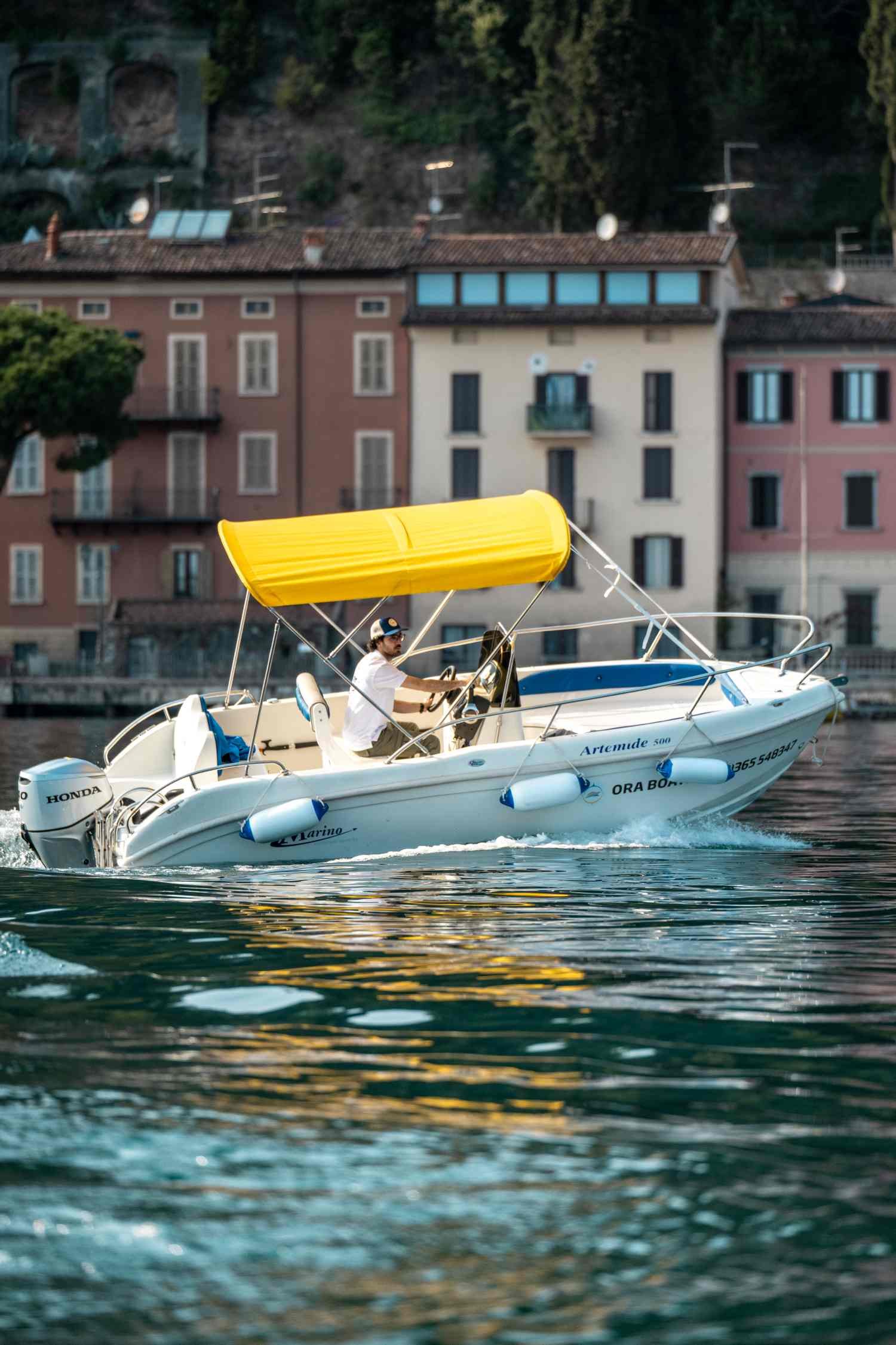 https://www.oraboats.com/wp-content/uploads/2025/04/barca-noleggio-lago-garda-marino-artemide-v.jpg