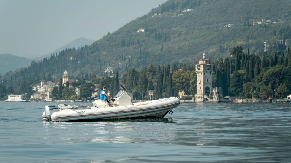 https://www.oraboats.com/wp-content/uploads/2025/04/barca-noleggio-salo-limone-gargnano-gommone-c.jpg