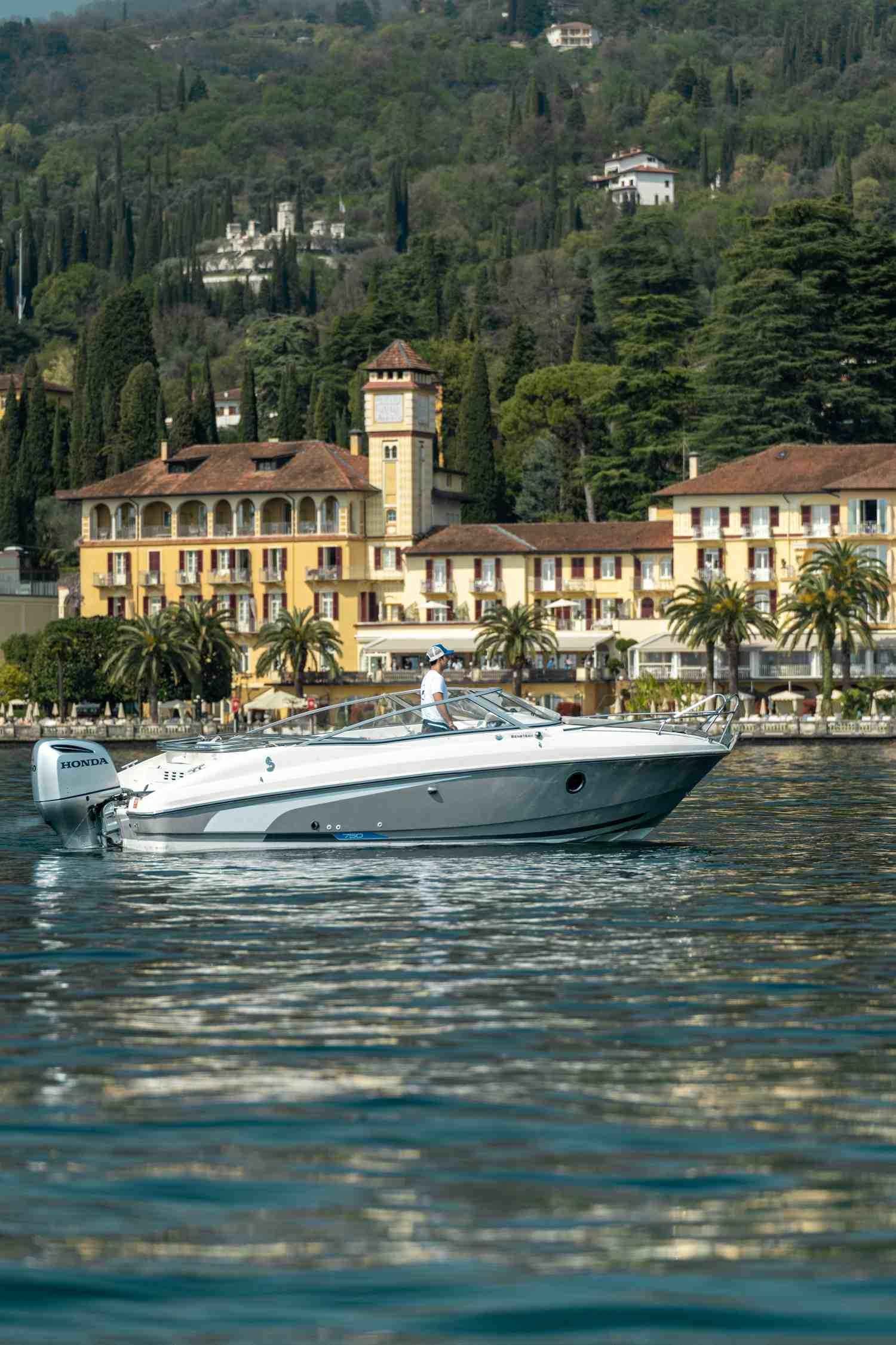 https://www.oraboats.com/wp-content/uploads/2025/04/noleggio-barca-beneteau-flyer-cabrio-con-patente-v.jpg
