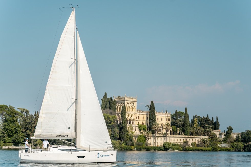 https://www.oraboats.com/wp-content/uploads/2025/04/noleggio-barca-vela-lago-elan.jpg