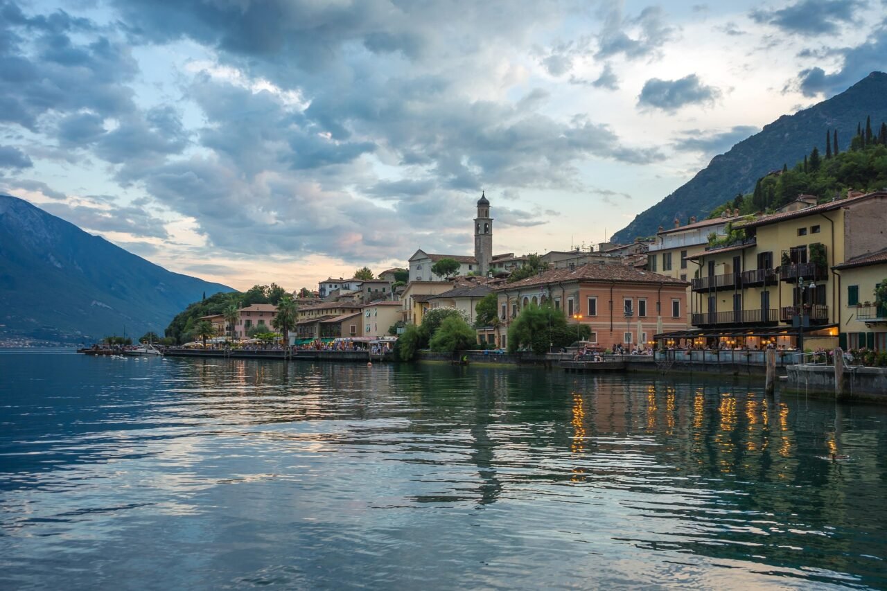 Noleggio barche Limone sul Garda: esplora il Garda in totale autonomia