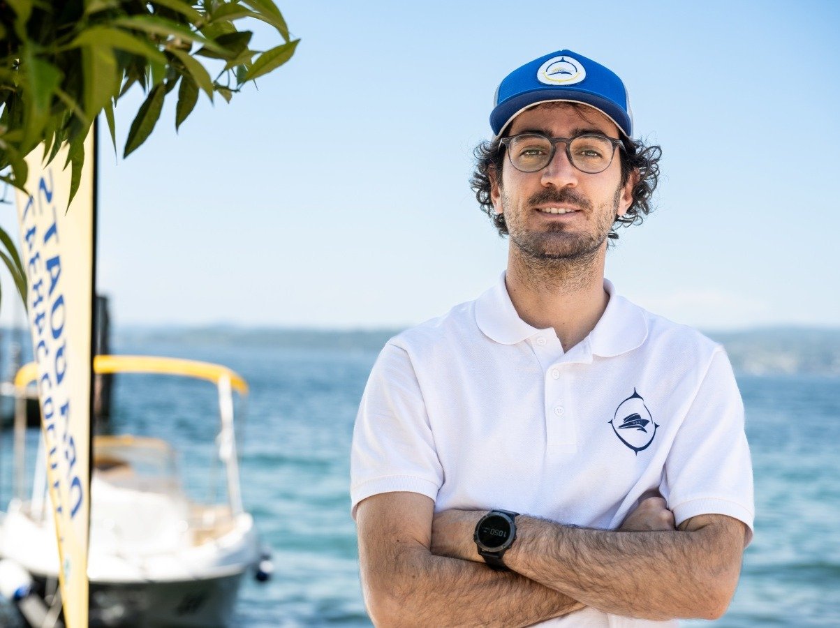 Simone-team-oraboats-noleggio-barche-gargnano https://www.oraboats.com/wp-content/uploads/2025/06/Simone-team-oraboats-noleggio-barche-gargnano.jpg