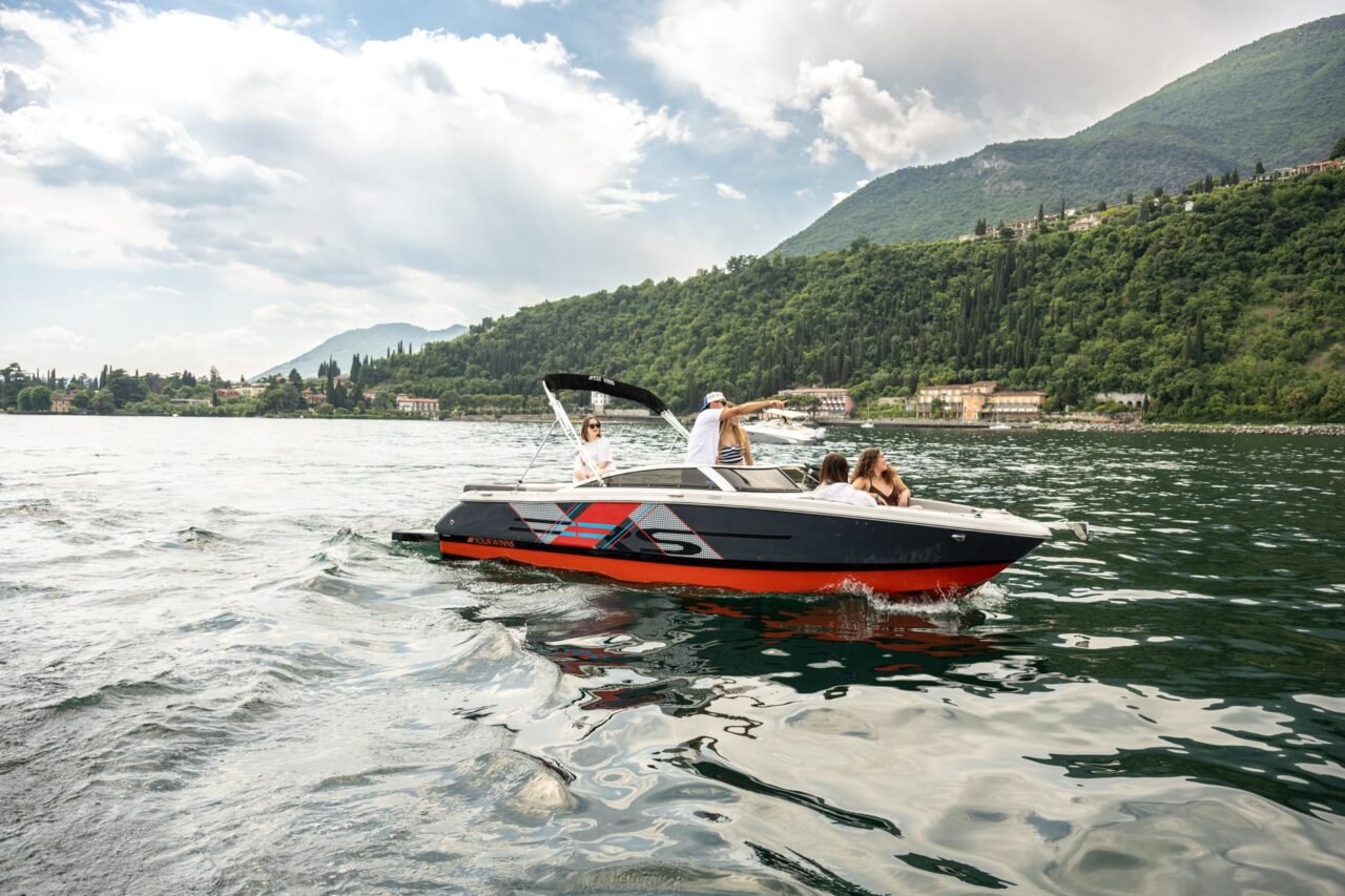 Noleggio barca con conducente sul Lago di Garda