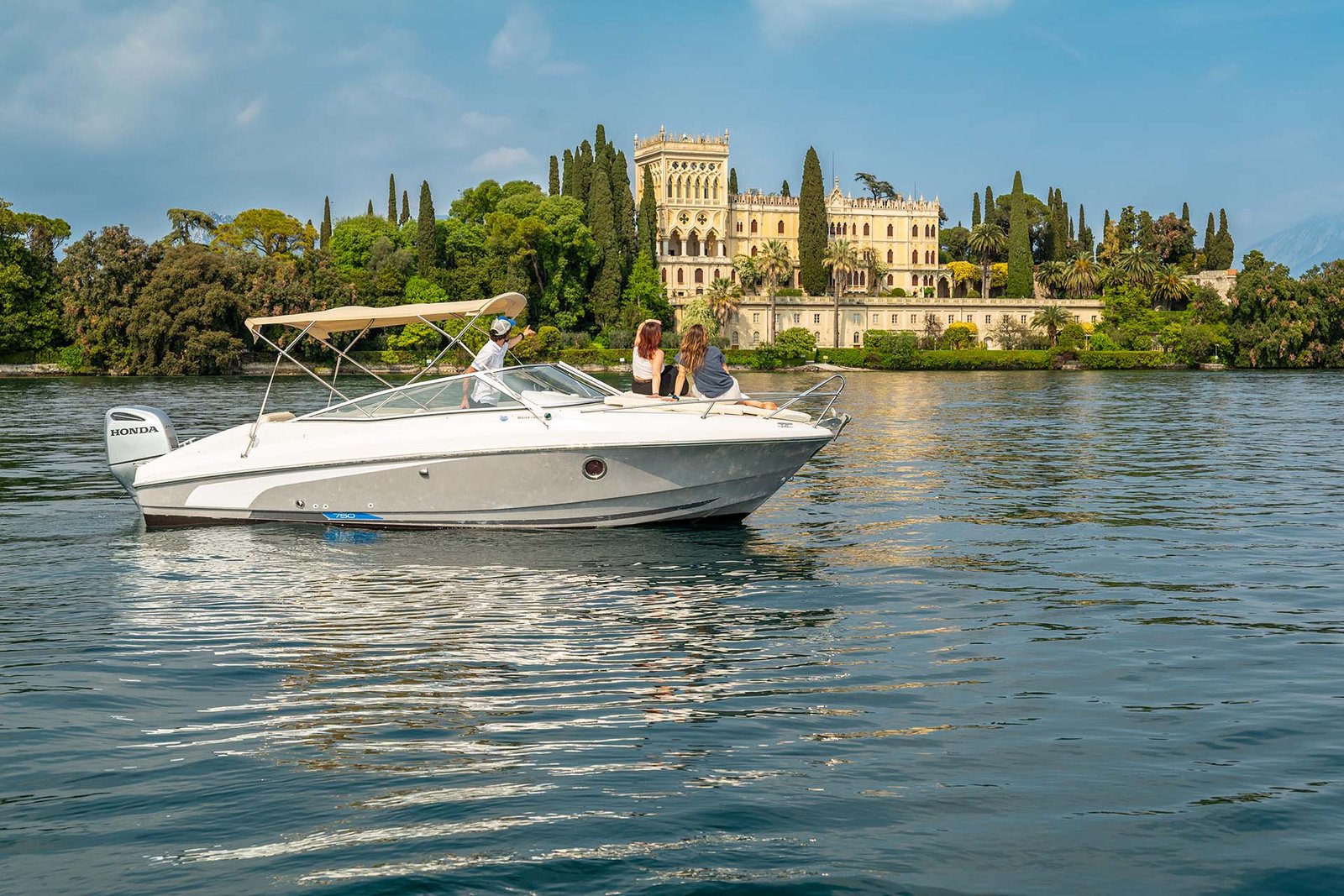 Noleggio-barche-con-Skipper-lago-di-Garda https://www.oraboats.com/wp-content/uploads/2026/07/Noleggio-barche-con-Skipper-lago-di-Garda.jpg