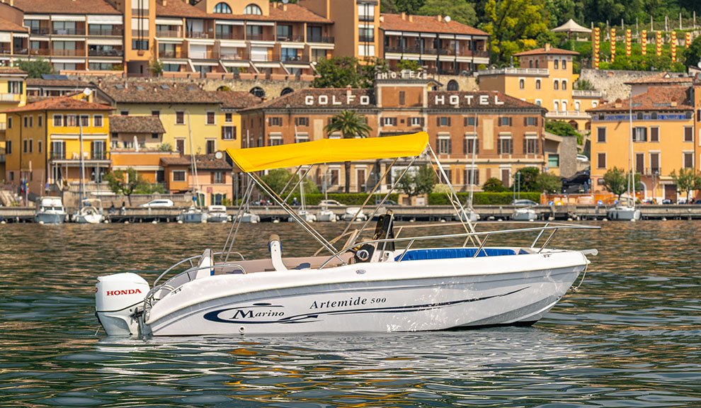 https://www.oraboats.com/wp-content/uploads/2026/07/Noleggio-barche-lagoDiGarda-MarinoArtemide-6.jpg