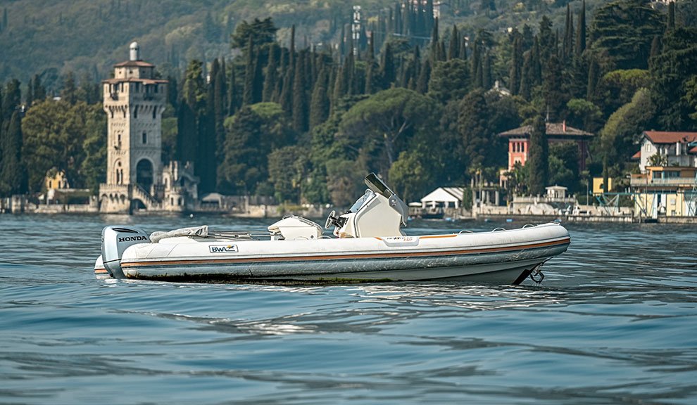 Noleggio-barche-LagodiGarda-BWA-1 https://www.oraboats.com/wp-content/uploads/2026/08/Noleggio-barche-LagodiGarda-BWA-1.jpg