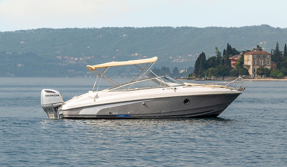 Noleggio-barche-LagodiGarda-flyer750-1 https://www.oraboats.com/wp-content/uploads/2026/08/Noleggio-barche-LagodiGarda-flyer750-1.jpg