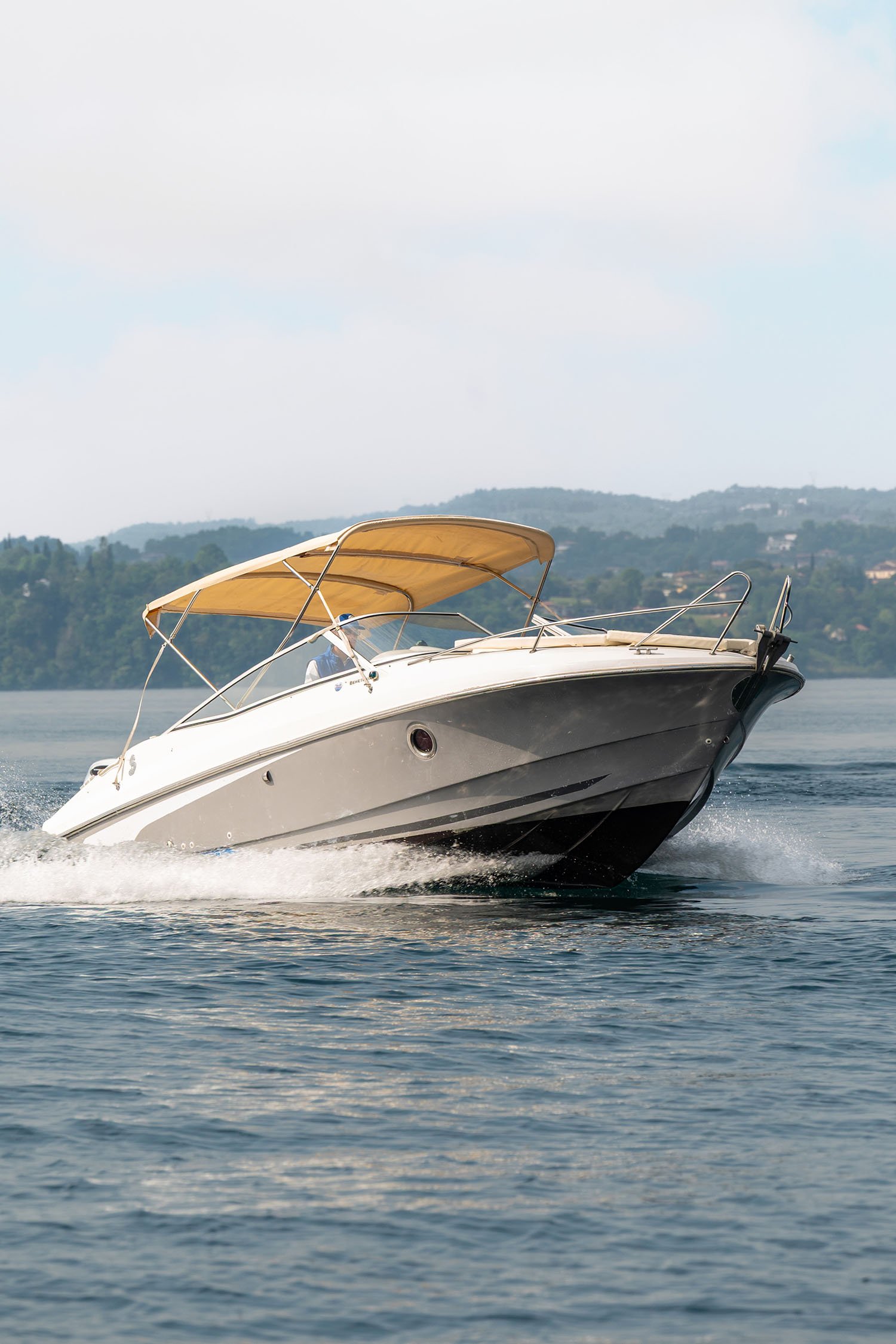 https://www.oraboats.com/wp-content/uploads/2026/08/Noleggio-barche-LagodiGarda-flyer750-3.jpg