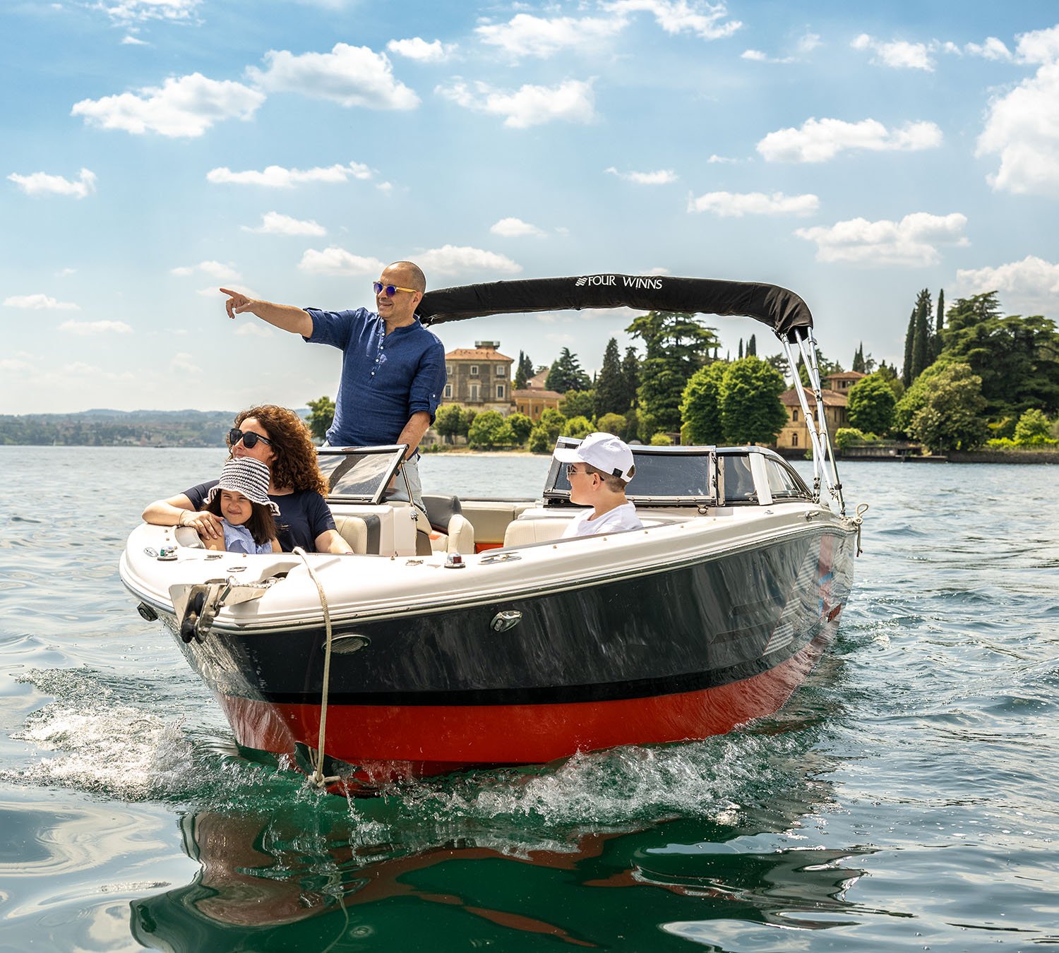 https://www.oraboats.com/wp-content/uploads/2026/08/Noleggio-barche-LagodiGarda-fourWinns-2.jpg