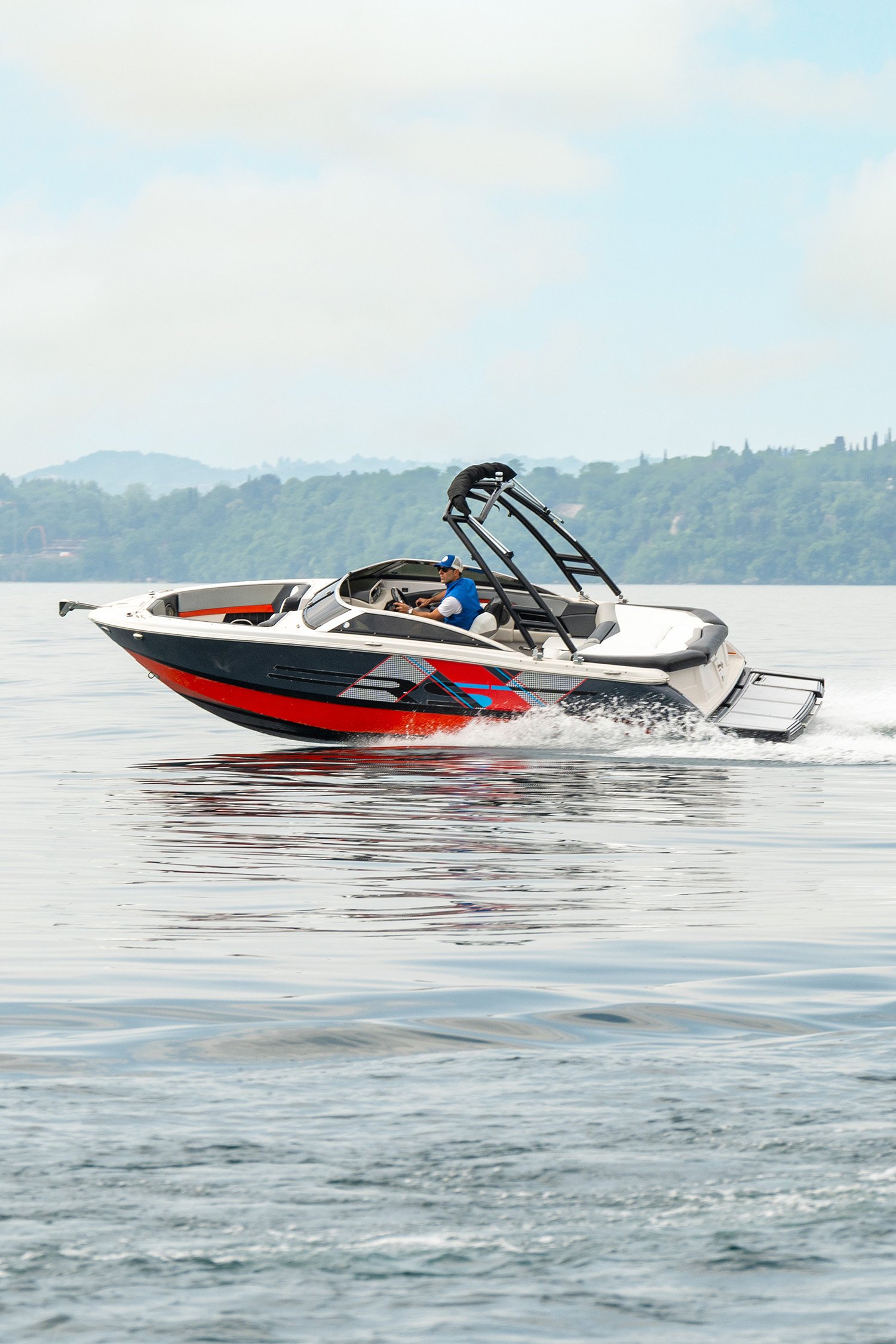 https://www.oraboats.com/wp-content/uploads/2026/08/Noleggio-barche-LagodiGarda-fourWinns-3.jpg
