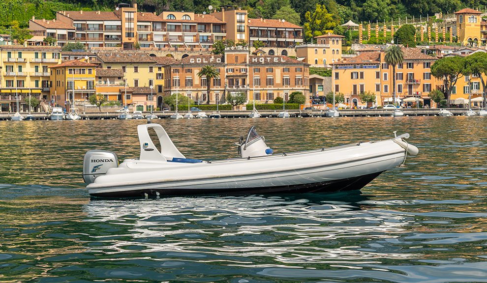 https://www.oraboats.com/wp-content/uploads/2026/08/Noleggio-barche-LagodiGarda-ranieriGiubileo-1.jpg
